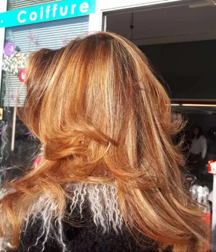 Salon de coiffure pour une coloration et des mèches à Le Golfe Juan, Vallauris, Roman Centre de Beauté
