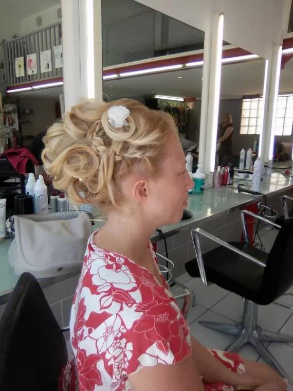 Pose d'extension sur cheveux très courts blonds platine, Vallauris, Roman Centre de Beauté