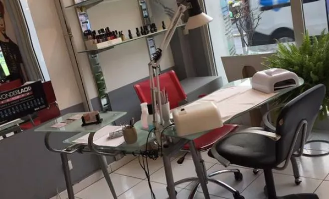 Pose de vernis semi-permanent, Vallauris, Roman Centre de Beauté